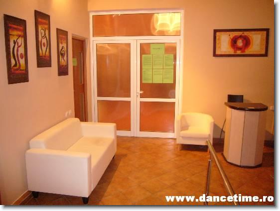 Cursuri de dans sportiv, dansuri pentru copii, cursuri dans copii, adulti la Scoala de dans DAnce Time, imagine din sala de asteptare